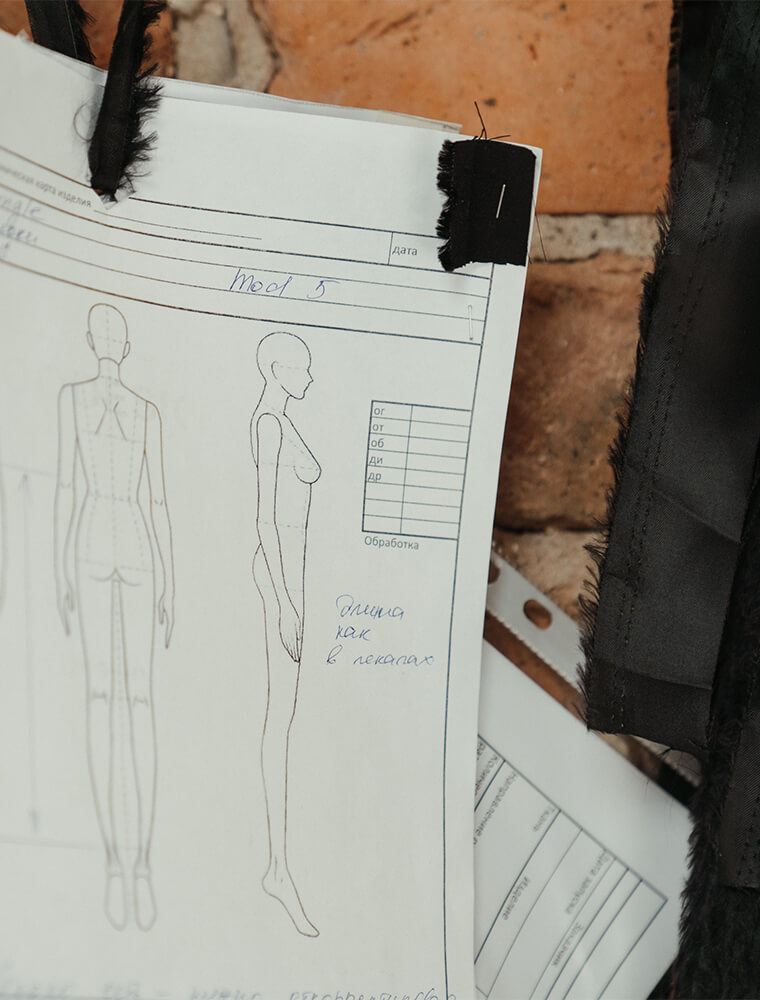 Masstabelle neben schwarzem Stoff